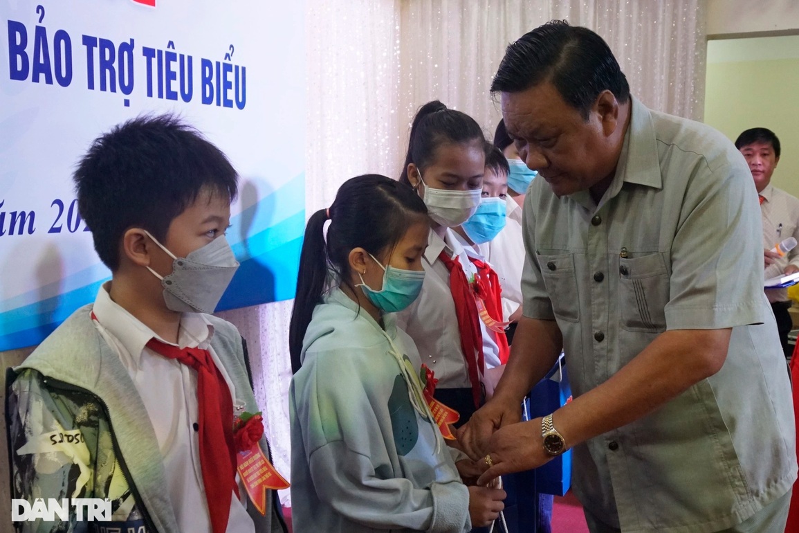 Những người vượt số phận, không làm gánh nặng cho gia đình - 1 Những người vượt số phận, không làm gánh nặng cho gia đình - 1