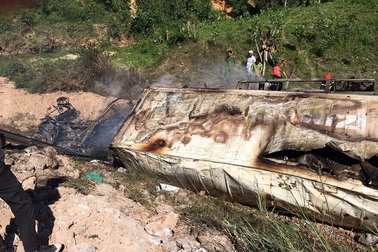 Xe container lao xuống vực bốc cháy, tài xế tử vong trong cabin