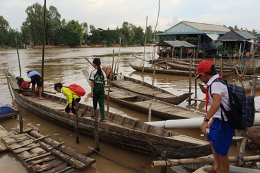 Thót tim cảnh học trò sang sông bằng xuồng nhỏ học chữ
