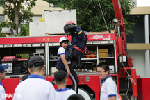 Hà Nội: Người dân tham gia các hoạt động trải nghiệm phòng cháy, chữa cháy