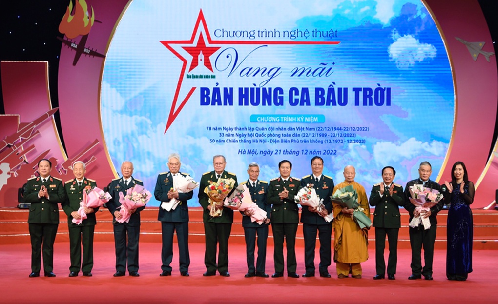 Xúc động chương trình Vang mãi bản hùng ca bầu trời - 5 Xúc động chương trình Vang mãi bản hùng ca bầu trời - 5
