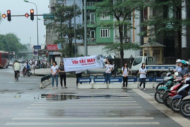 Hà Nội: Chiến dịch "Tắt động cơ xe máy khi dừng đèn đỏ"