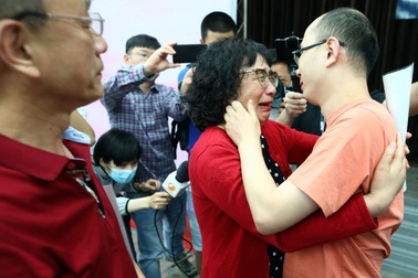 Gặp lại con trai sau 32 năm bị bắt cóc