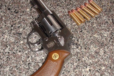 Đòi nợ bất thành, rút súng bắn con nợ