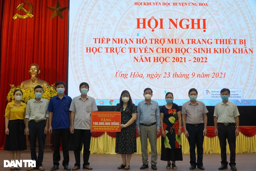 Trao 200 triệu đồng giúp đỡ học sinh nghèo bị ảnh hưởng bởi dịch Covid-19 - 1 Trao 200 triệu đồng giúp đỡ học sinh nghèo bị ảnh hưởng bởi dịch Covid-19 - 1
