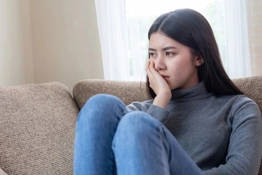 Nhận hàng thay chồng sắp cưới, tôi sửng sốt khi nhìn thấy món đồ bên trong