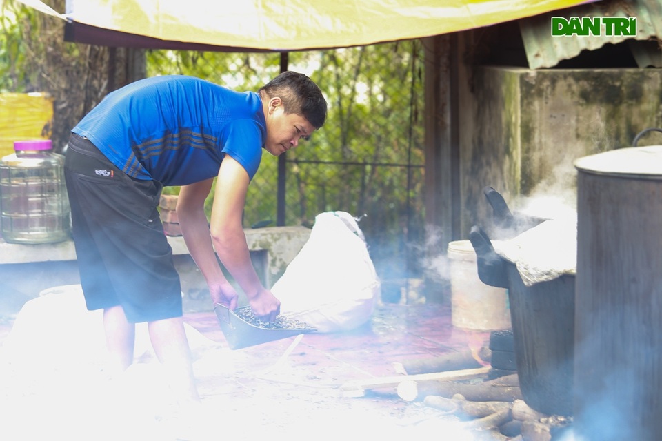 Người Hà Nội góp củi, gạo nấu hàng nghìn chiếc bánh chưng ủng hộ miền Trung - 14 Người Hà Nội góp củi, gạo nấu hàng nghìn chiếc bánh chưng ủng hộ miền Trung - 14