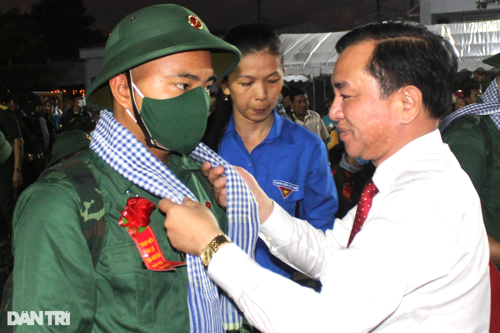 Hai thanh niên bỏ công việc, chức vụ, tình nguyện lên đường nhập ngũ - 4 Hai thanh niên bỏ công việc, chức vụ, tình nguyện lên đường nhập ngũ - 4
