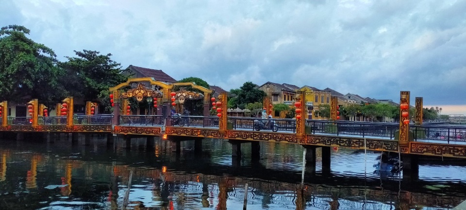 Phố cổ Hội An vắng lặng trong ngày đầu tạm dừng đón khách lưu trú - 4 Phố cổ Hội An vắng lặng trong ngày đầu tạm dừng đón khách lưu trú - 4