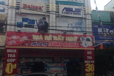 Một quản lý siêu thị mất việc vì bị tố làm giả con dấu của đối thủ