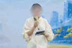 Nữ MC ở Hà Nội bị phông nền đổ sập lên người khi đang dẫn chương trình