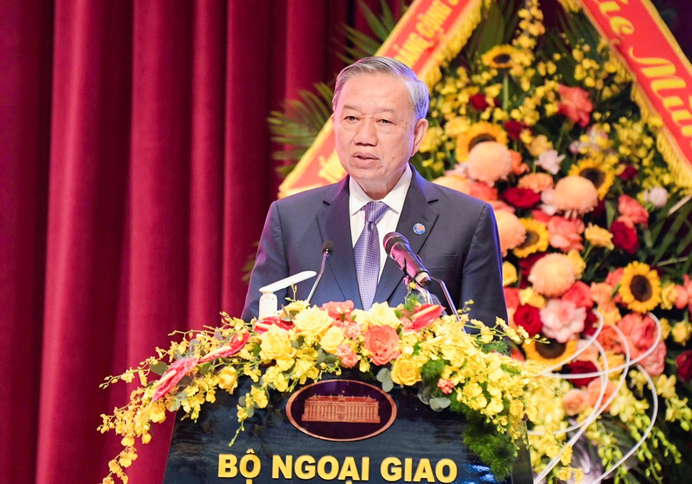 Tổng Bí thư trao danh hiệu Anh hùng Lao động tặng bà Nguyễn Thị Bình - 2 Tổng Bí thư trao danh hiệu Anh hùng Lao động tặng bà Nguyễn Thị Bình - 2