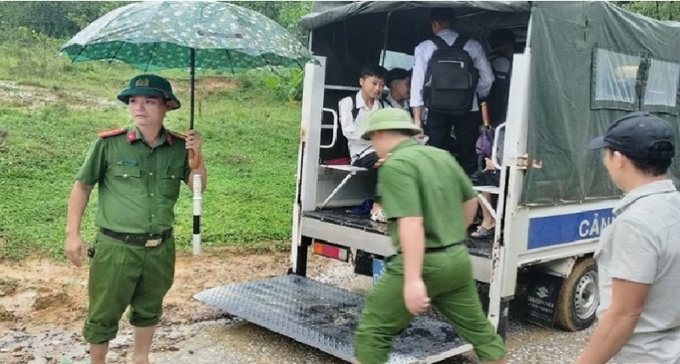 Công an xã Hương Lâm huy động lực lượng, phương tiện giúp học sinh THPT vượt lũ tới trường.