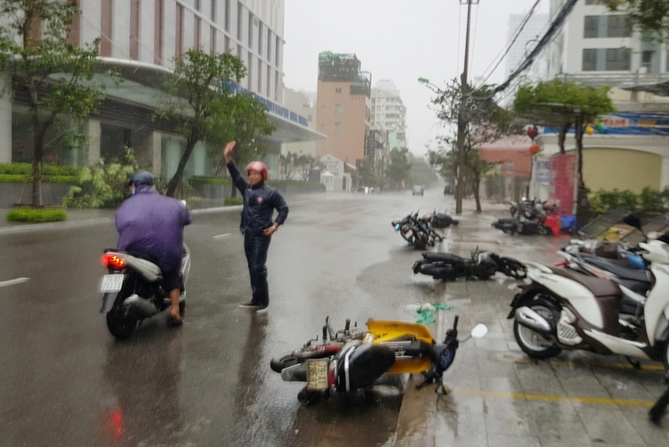 Cảnh người dân Nha Trang đánh vật với gió bão - 7 Cảnh người dân Nha Trang đánh vật với gió bão - 7