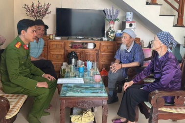 Cụ bà 81 tuổi bất ngờ khi mình có tài khoản và nhận được hơn 100 triệu đồng