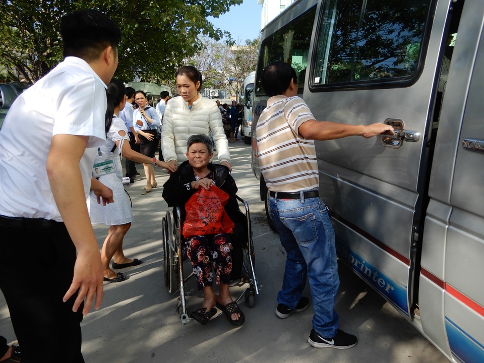 Ấm lòng “Chuyến xe nghĩa tình” đưa hàng trăm bệnh nhân về quê ăn Tết - 4 Ấm lòng “Chuyến xe nghĩa tình” đưa hàng trăm bệnh nhân về quê ăn Tết - 4
