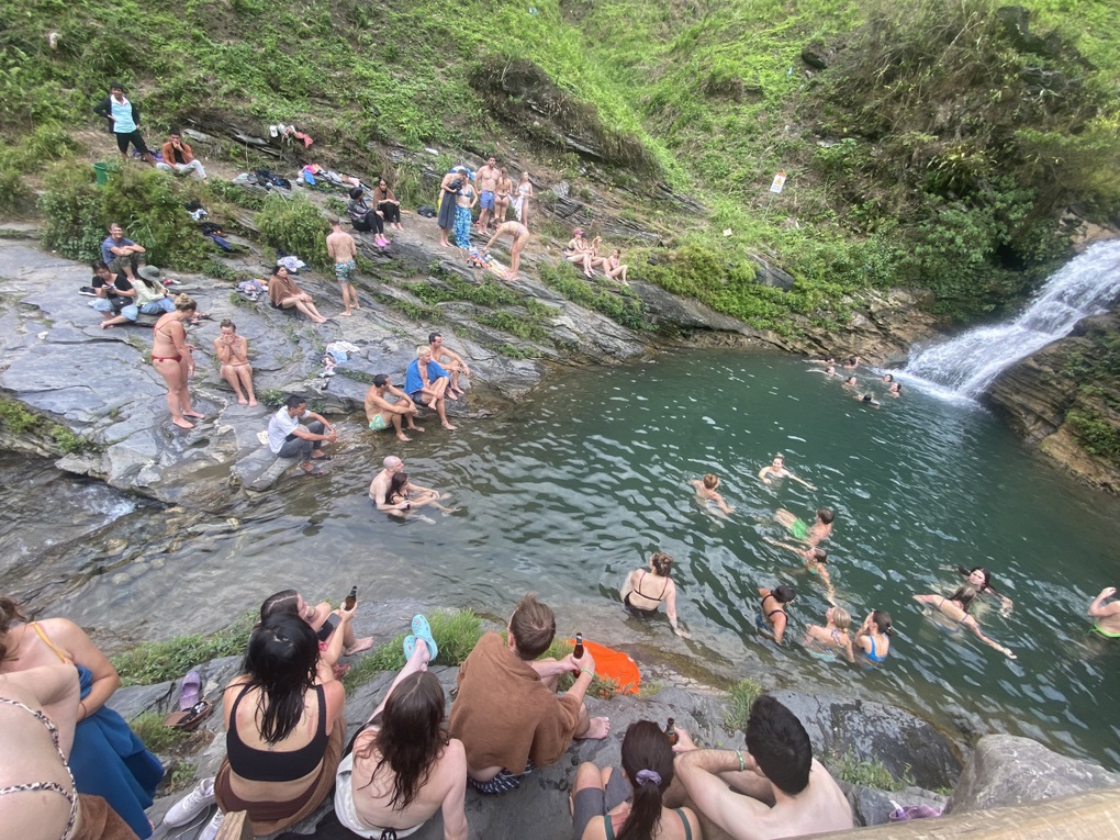 Khách Tây tiết lộ lý do băng rừng, vượt núi đến tắm thác Du Già Hà Giang - 2 Khách Tây tiết lộ lý do băng rừng, vượt núi đến tắm thác Du Già Hà Giang - 2