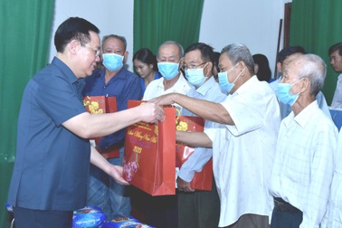 Chủ tịch Quốc hội tặng quà Tết gia đình chính sách, hộ nghèo ở An Giang