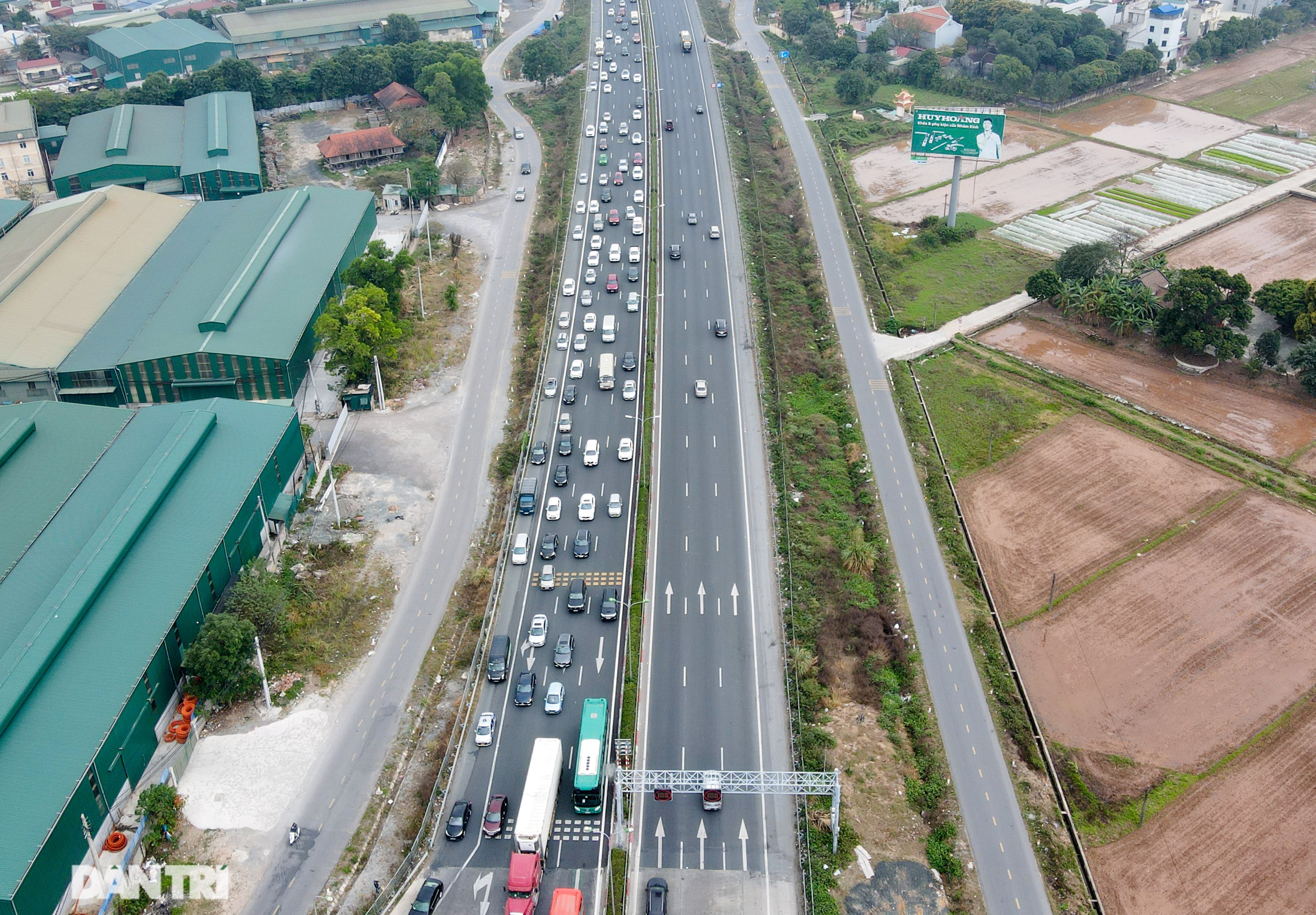 Hàng vạn người đổ về Thủ đô trong ngày nghỉ Tết Nguyên đán cuối cùng - 7 Hàng vạn người đổ về Thủ đô trong ngày nghỉ Tết Nguyên đán cuối cùng - 7