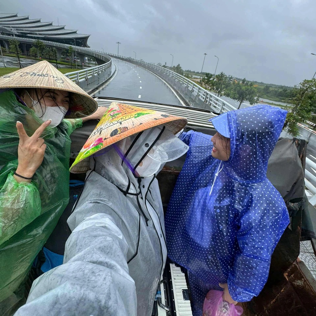 Khách Hà Nội đi công nông ra sân bay Huế hôm mưa lũ, lái xe không lấy tiền - 3 Khách Hà Nội đi công nông ra sân bay Huế hôm mưa lũ, lái xe không lấy tiền - 3
