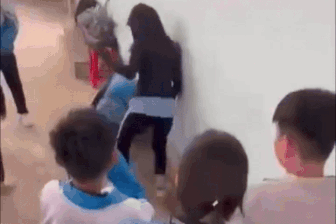 Vụ nữ sinh lớp 7 bị đánh hội đồng: Phụ huynh mong chuyển trường cho con