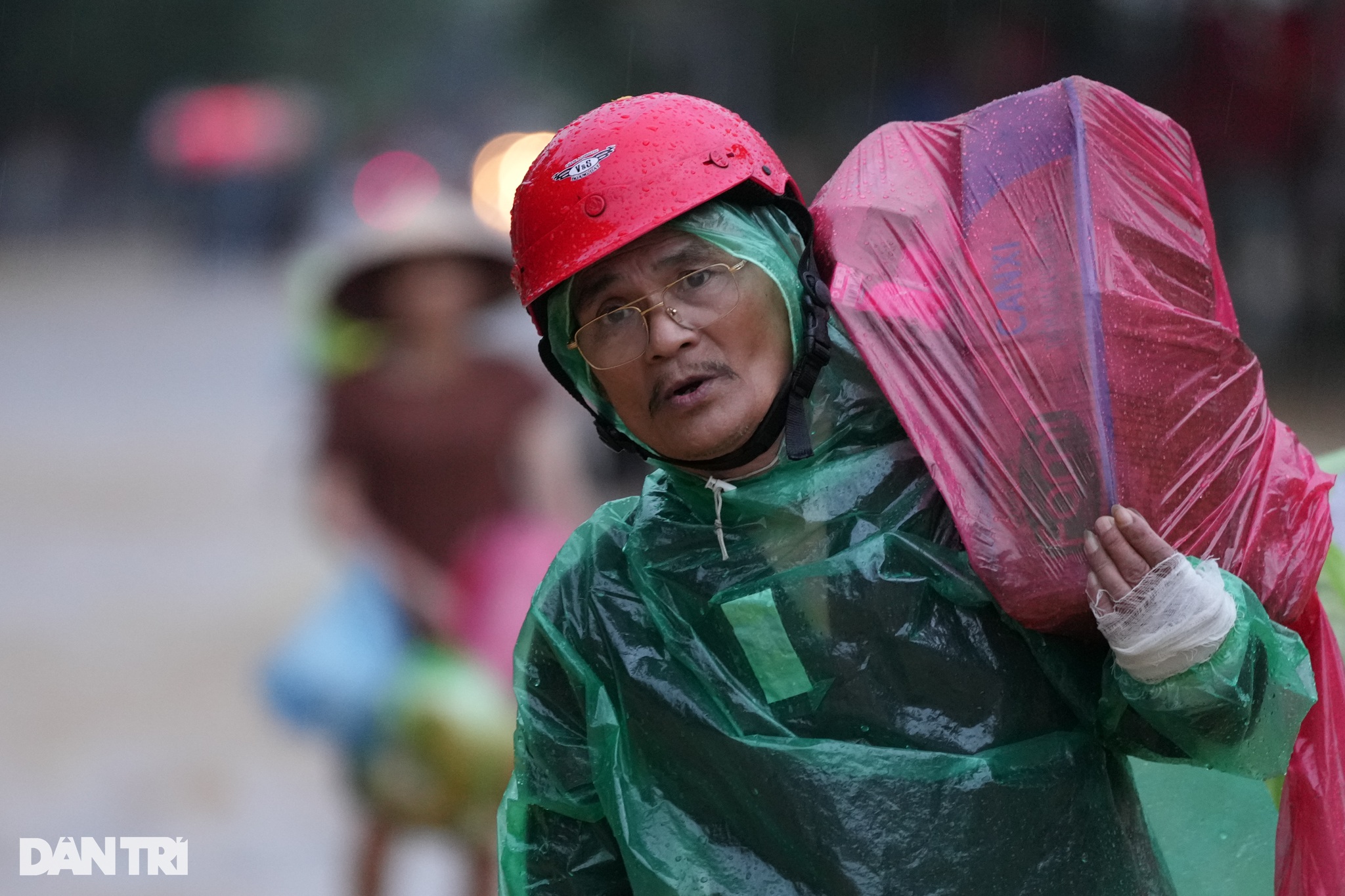 View - Xuyên đêm tiếp tế lương thực cho người dân vùng lũ Thái Nguyên | Báo Dân trí