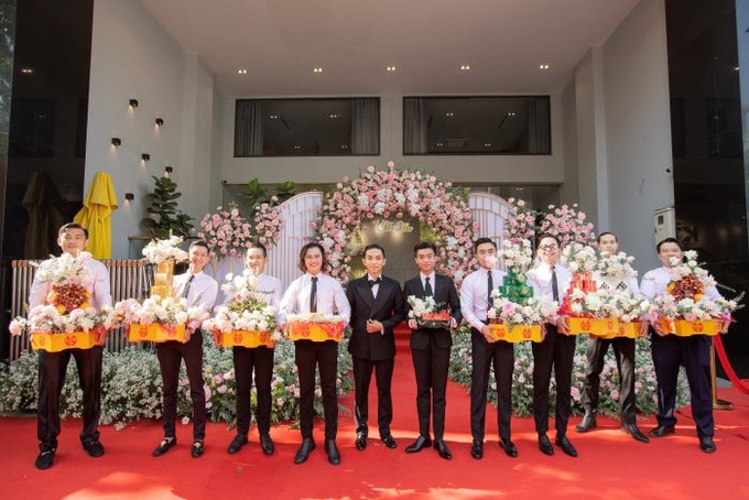 Dàn phù rể đều là những người bạn thân thiết của Phan Hiển.