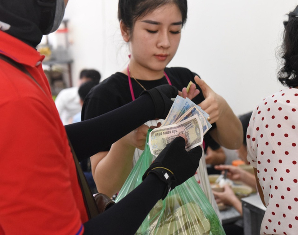 Hà Nội nắng nóng nhất từ đầu hè, shipper xếp hàng dài mua đồ ăn cho khách - 6 Hà Nội nắng nóng nhất từ đầu hè, shipper xếp hàng dài mua đồ ăn cho khách - 6