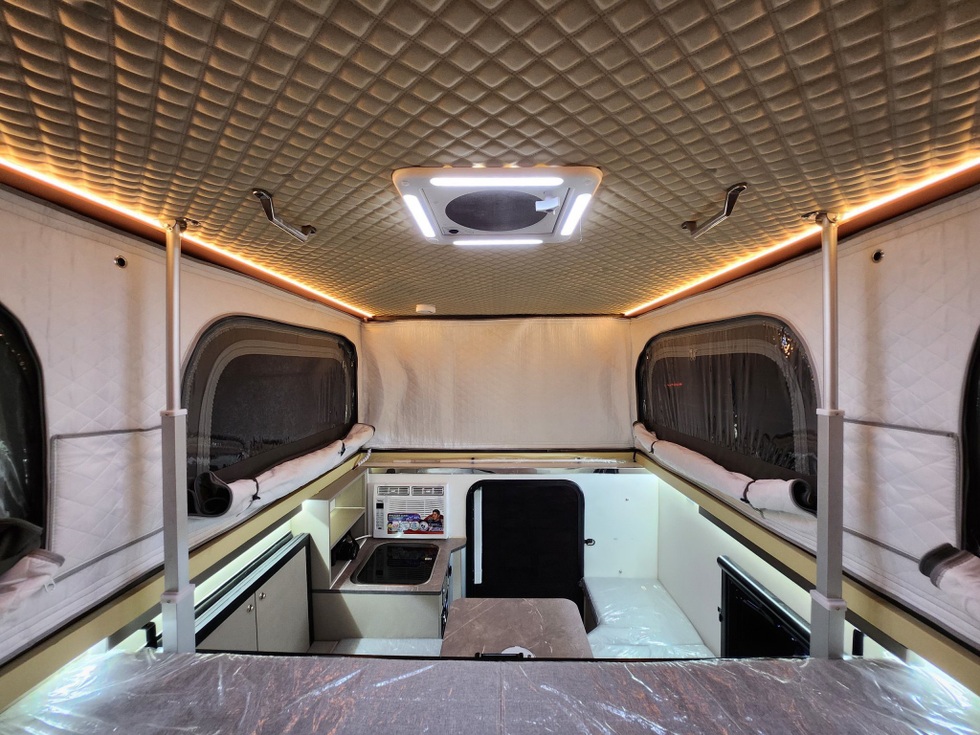 Con trai bỏ 300 triệu biến xe thành nhà di động đưa bố đẻ, bố vợ xuyên Việt - 3