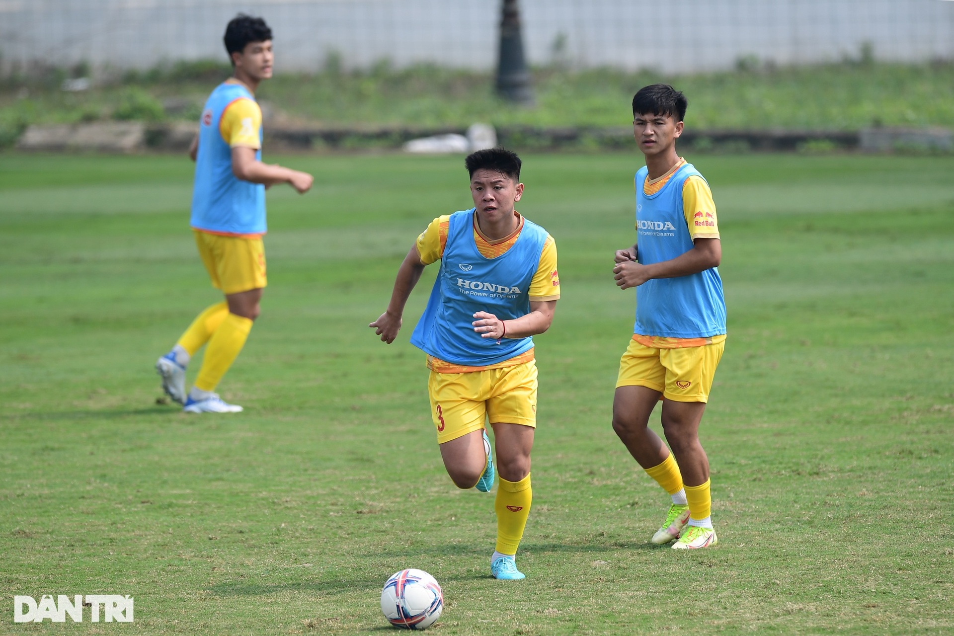 HLV Troussier thể hiện cá tính mạnh trong buổi tập cùng U23 Việt Nam - 3 HLV Troussier thể hiện cá tính mạnh trong buổi tập cùng U23 Việt Nam - 3