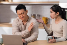 Tôi nổi giận khi đọc tin nhắn chồng gửi cho vợ cũ