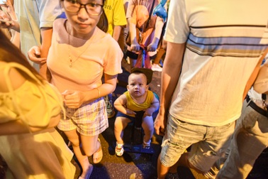 Trung thu: Người lớn chen vã mồ hôi, trẻ em mếu máo vì kẹt giữa biển người