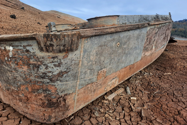 Hồ nước cạn trơ đáy để lộ "xác tàu ma" bí ẩn từ Thế chiến thứ 2