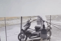 Bé trai 7 tuổi vặn tay ga xe máy gây tai nạn thương tâm