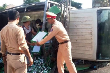 CSGT cùng người dân dọn hơn 200 két bia trên đường