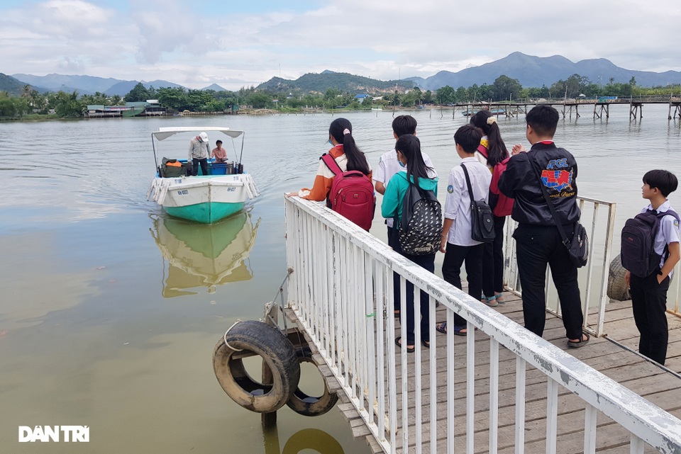 Cầu gỗ bị lũ cuốn trôi, 150 học sinh phải đi đò qua sông tới trường - 2 Cầu gỗ bị lũ cuốn trôi, 150 học sinh phải đi đò qua sông tới trường - 2