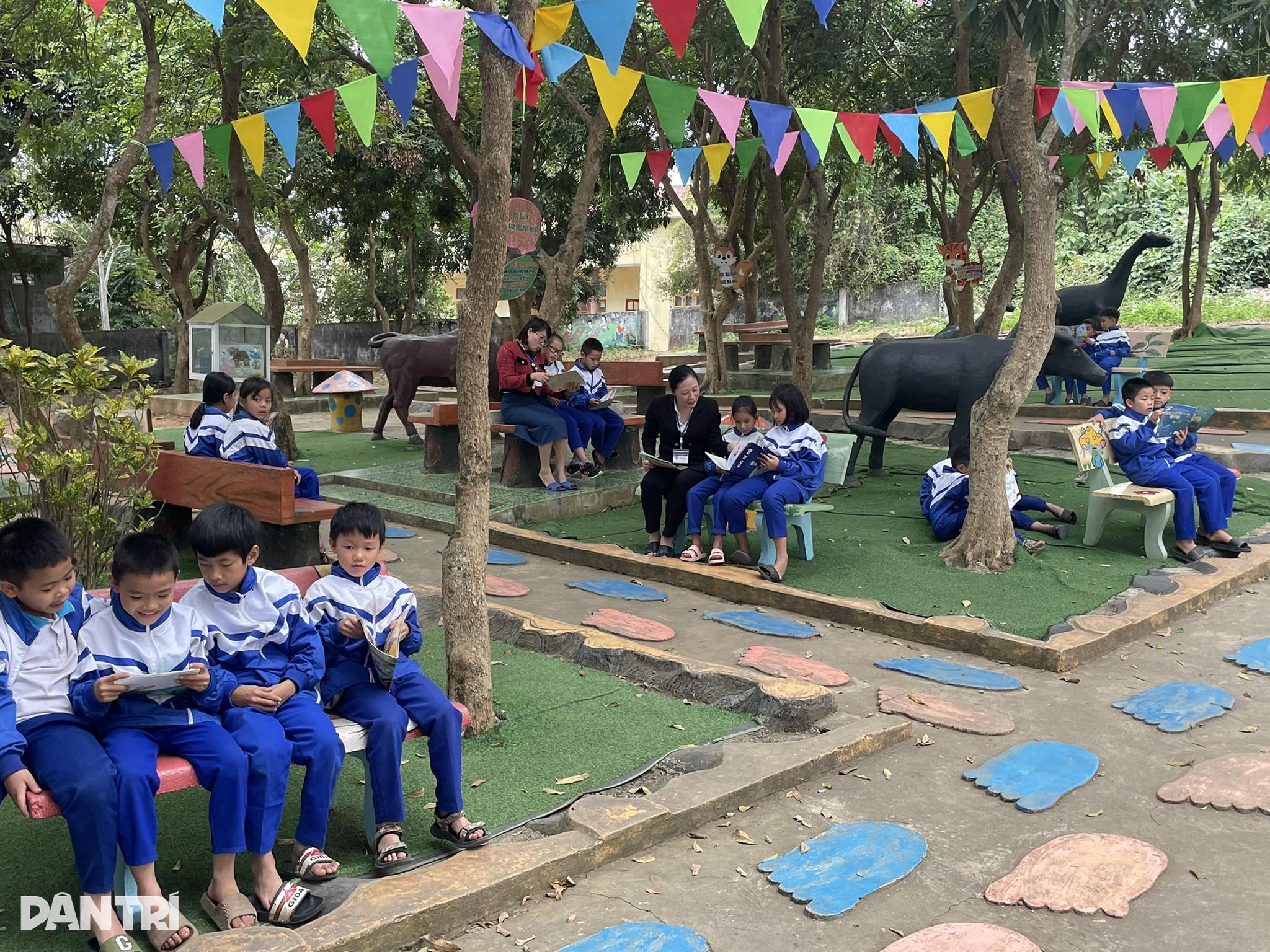 Paní Yen a studenti během mimoškolních aktivit.jpg