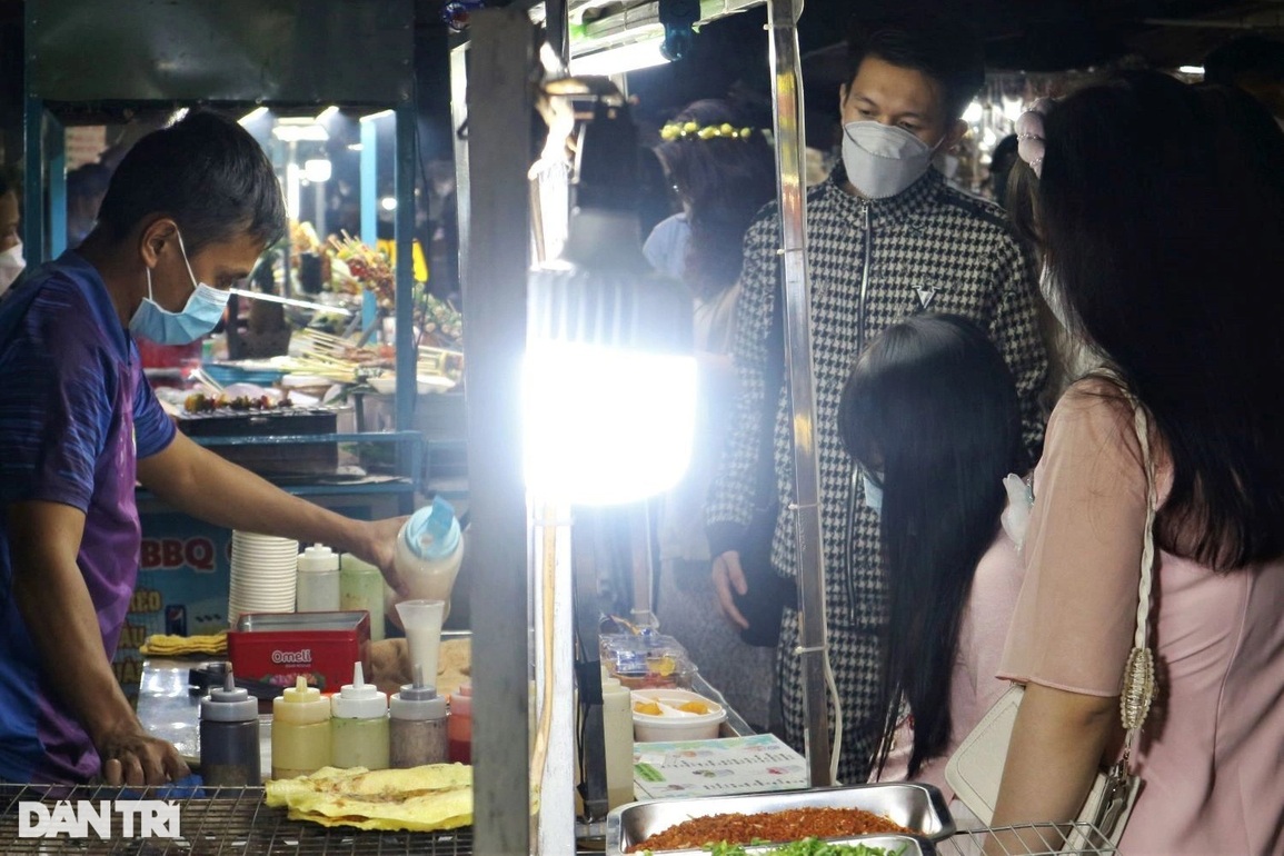 Du khách thả hoa đăng, cầu bình an trong đêm Tết Nguyên tiêu Nhâm Dần 2022 - 9 Du khách thả hoa đăng, cầu bình an trong đêm Tết Nguyên tiêu Nhâm Dần 2022 - 9