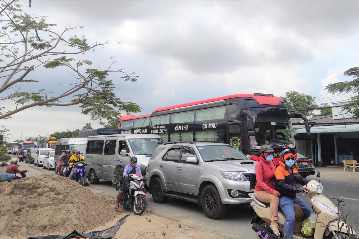 Dân đi lễ chùa, kẹt xe kéo dài hàng km trên quốc lộ 1 - 1 Dân đi lễ chùa, kẹt xe kéo dài hàng km trên quốc lộ 1 - 1