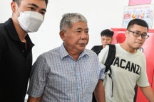 Đại gia "điếu cày" Lê Thanh Thản được người thân dìu đến tòa