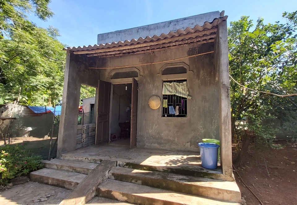 Thầy cô giáo rớt nước mắt thương cậu học trò nghèo nằm nhà chờ chết - 1 Thầy cô giáo rớt nước mắt thương cậu học trò nghèo nằm nhà chờ chết - 1