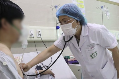 Ho từng cơn, người đàn ông trung niên mắc ho gà