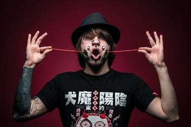 Kinh dị mức độ nghiện xỏ khuyên của anh chàng 22 tuổi