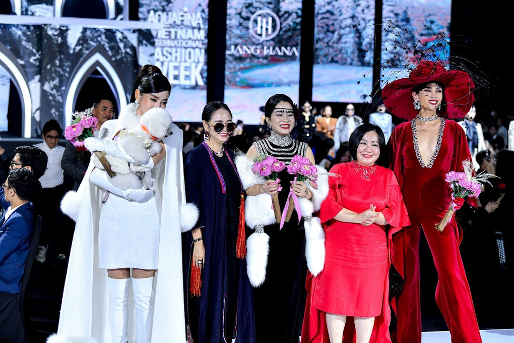 NTK Thanh Hương Bùi diện đồ phong cách xem show thời trang - 6 NTK Thanh Hương Bùi diện đồ phong cách xem show thời trang - 6