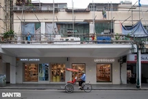 Công nhân tất bật cải tạo, chỉnh trang phố Tràng Tiền trăm tuổi ở Hà Nội