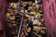 Những hình ảnh nghẹt thở trong nhà tù "đất chật người đông" của Philippines