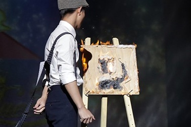 Nam sinh trường Sân khấu Điện ảnh dùng lửa vẽ tranh
