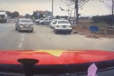 Kinh hoàng xe container càn quét với tốc độ "tử thần", 2 bà cháu thoát chết như phim