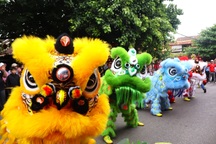 Du khách thích thú xem đoàn lân sư rồng quốc tế biểu diễn tại Hội An