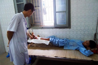 Nguy kịch vì đắp thuốc chữa gãy xương